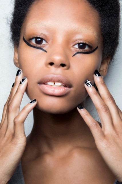 Nails at Giamba Autumn/Winter’16 also matched striking graphic liner