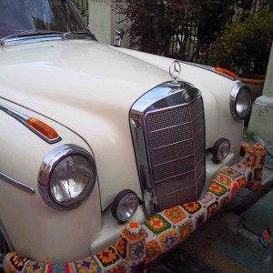 yarn-bombing-vintage-mercedes