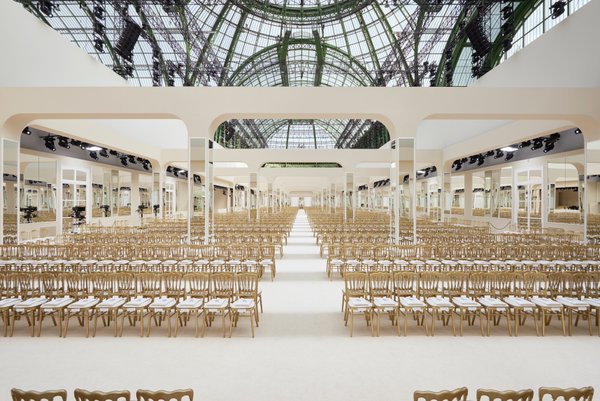 Twitter @CHANEL: Decor of the #FrontRowOnly show, a nod to Coco’s 1960’s presentations at 31 rue Cambon #ChanelFallWinter2017 #pfw