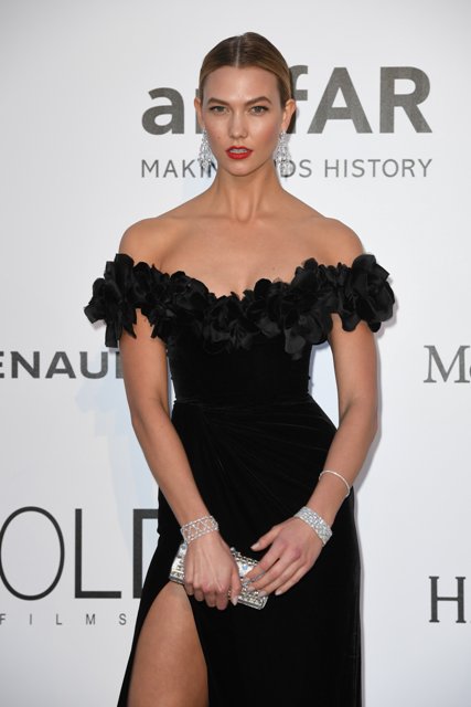 Karlie Kloss shimmered in a pair of earrings in 18ct white gold set with diamonds (31.33cts), a bracelet in platinum set with diamonds (103.89cts), a bracelet in 18ct white gold set with diamonds (35.78cts) and a line bracelet in 18ct white gold set with diamonds from the High Jewellery Collection.