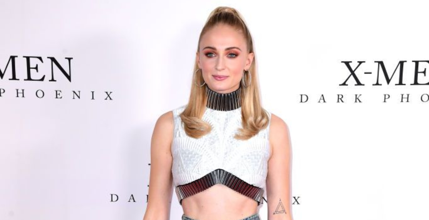 Sophie Turner Wore A Crop Top And Jeans On The Red Carpet But Made It