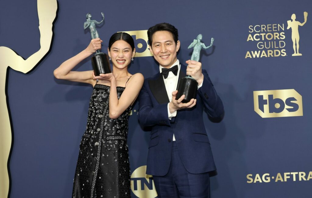 Jung Ho-yeon and co-star Lee Jung-jae at the 2022 SAG Awards.