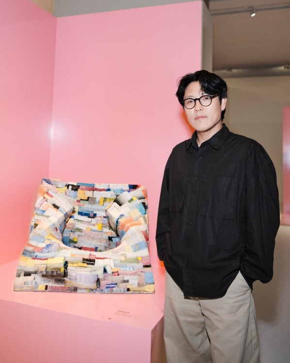 Loewe Foundation Craft Prize 2026 winner Korean ceramic artist Jongjin Park with his piece "Strata of Illusion"